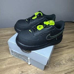 Nike Kids Black and Neon Green Sneakers